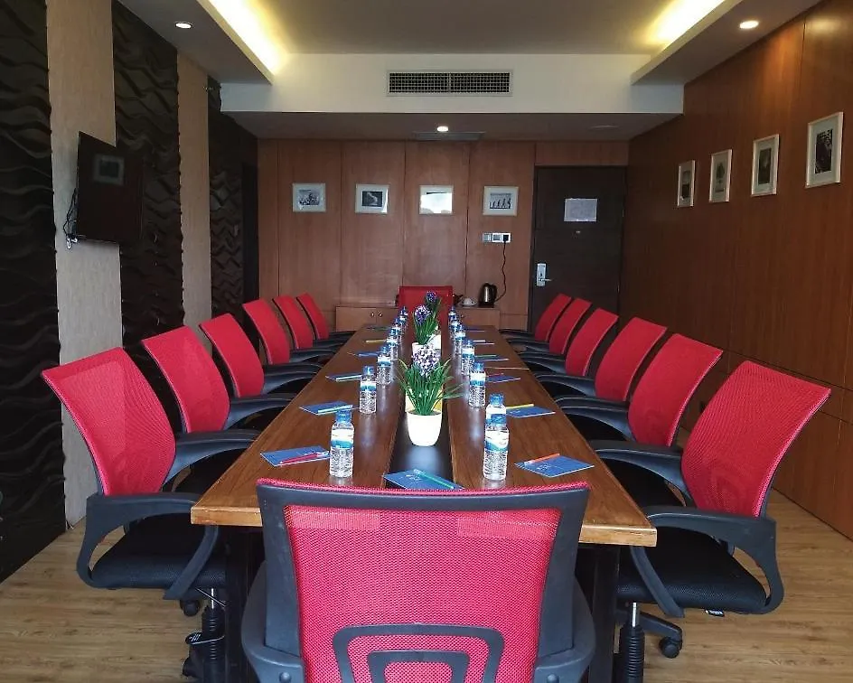 Days Hotel Dhaka 4*,